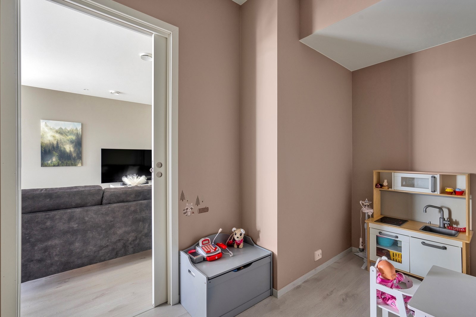 Bod beliggende i første etasje med god plass til oppbevaring. Galleribilde