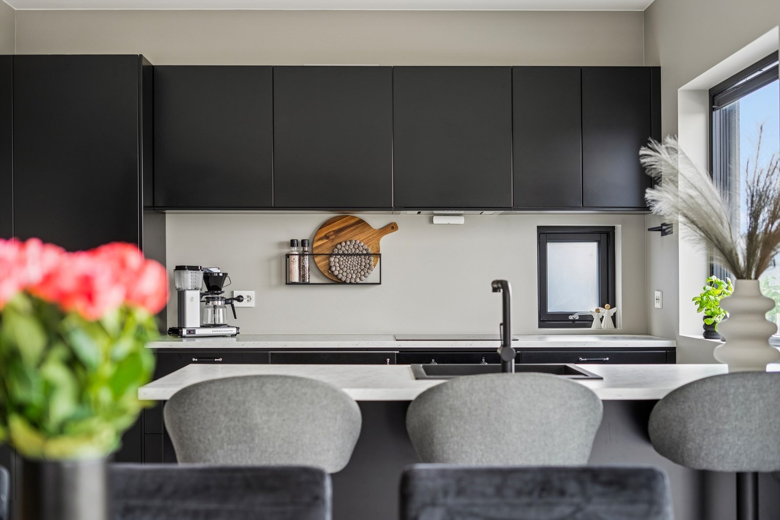 Kjøkkenet har både over- og underskap, samt at kjøkkenet har en praktisk halvøy. Galleribilde