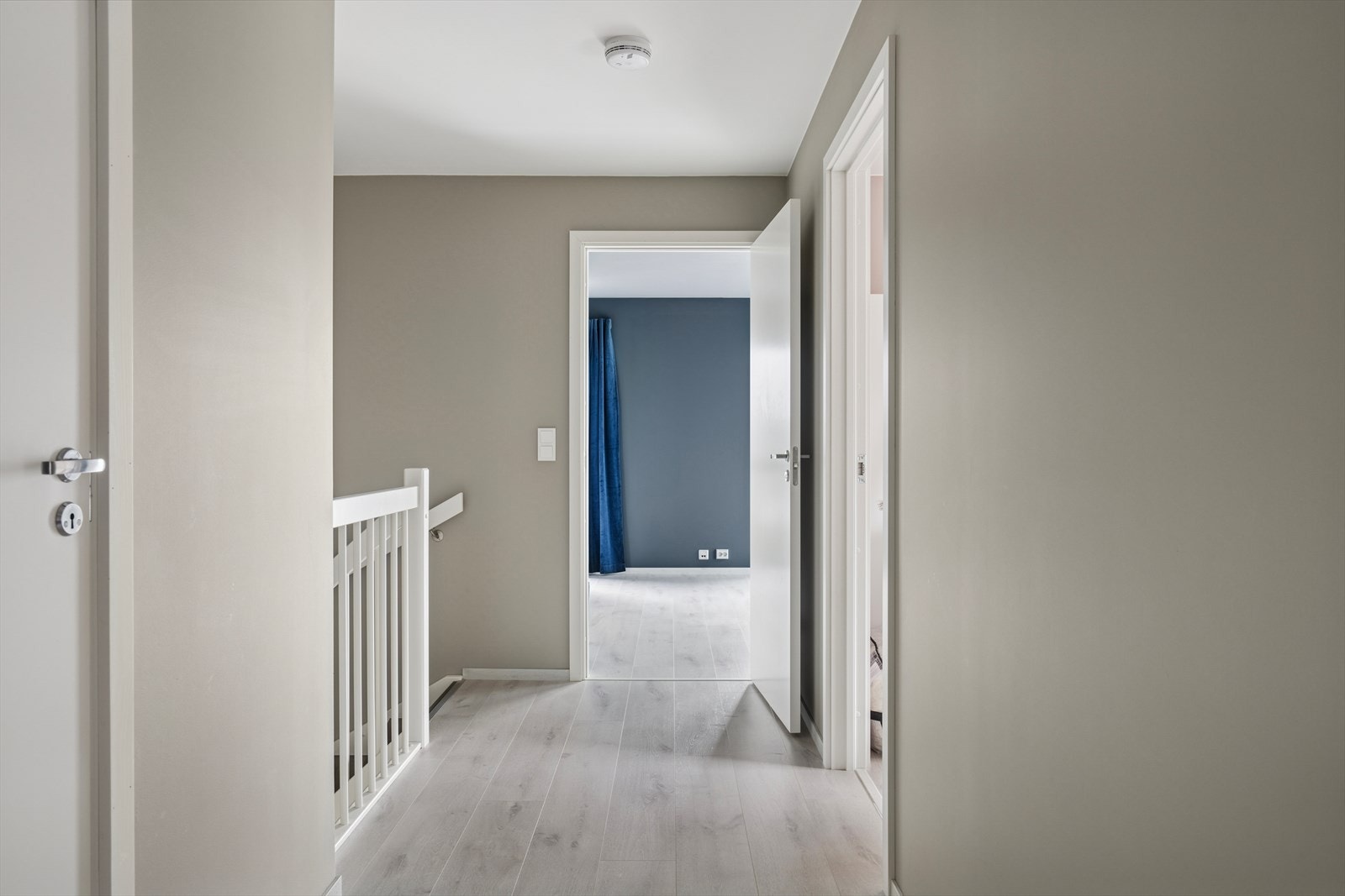 Hjemmet har fire soverom, hvorav tre ligger praktisk samlet i andre etasje. Galleribilde