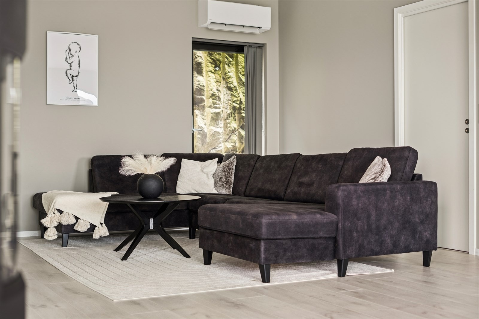 Rommet er utstyrt med både peisovn og varmepumpe, noe som sikrer en komfortabel temperatur året rundt. Det er i tillegg installert 4 stk. integrerte Sonos høyttalere hvorav to er i stuen. Galleribilde