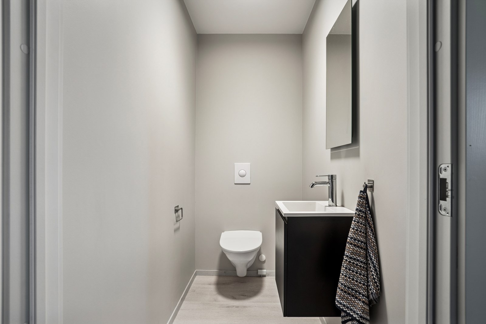 I underetasjen finnes et gjestetoalettet praktisk plassert, rett ved entréen. Galleribilde