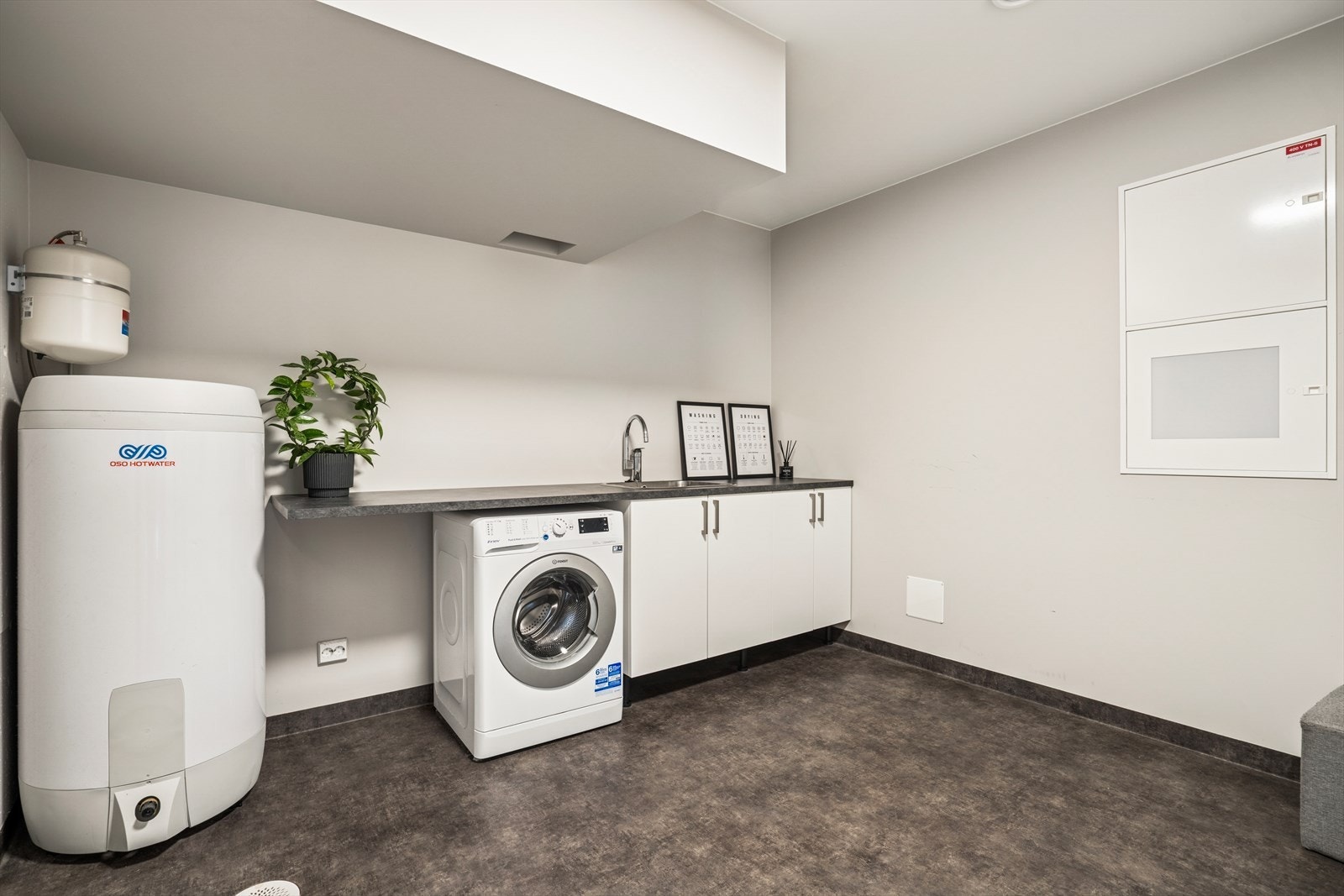 I underetasjen er også et eget vaskerom med innredning med skyllekar og har opplegg for vaskemaskin. I tillegg er det praktisk med skittentøy sjakt fra hovedbad i 2. etasje. Galleribilde