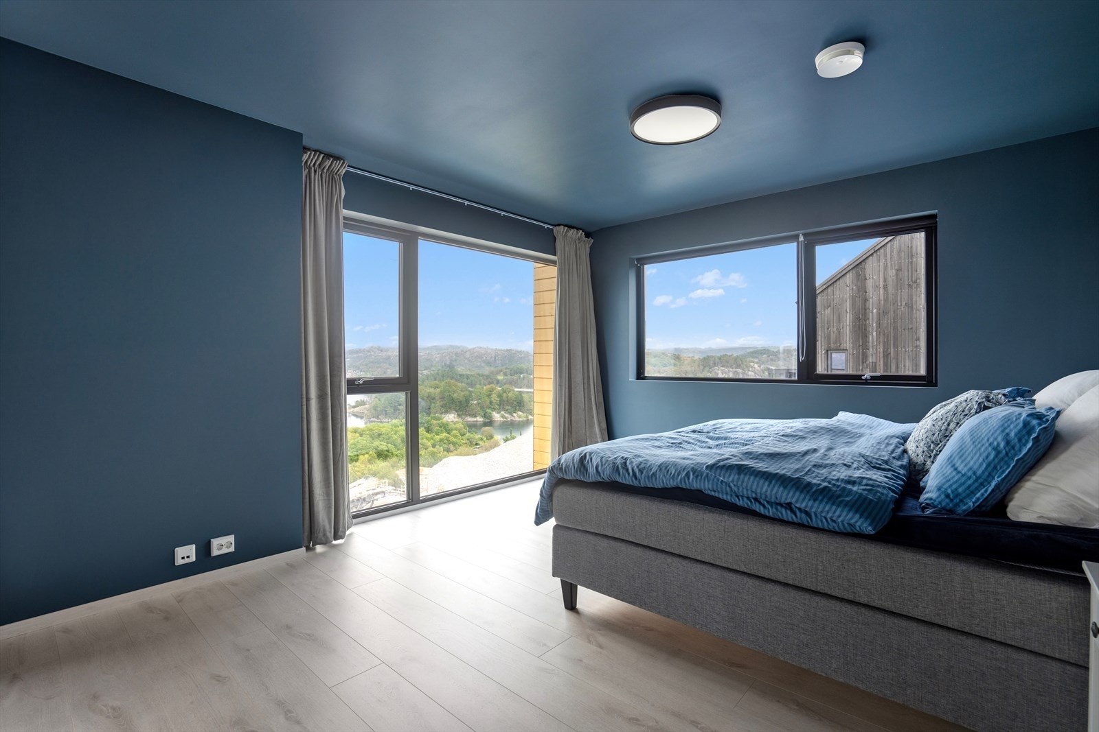 Hovedsoverommet har god størrelse og oppleves som en privat avdeling med eget bad. Galleribilde