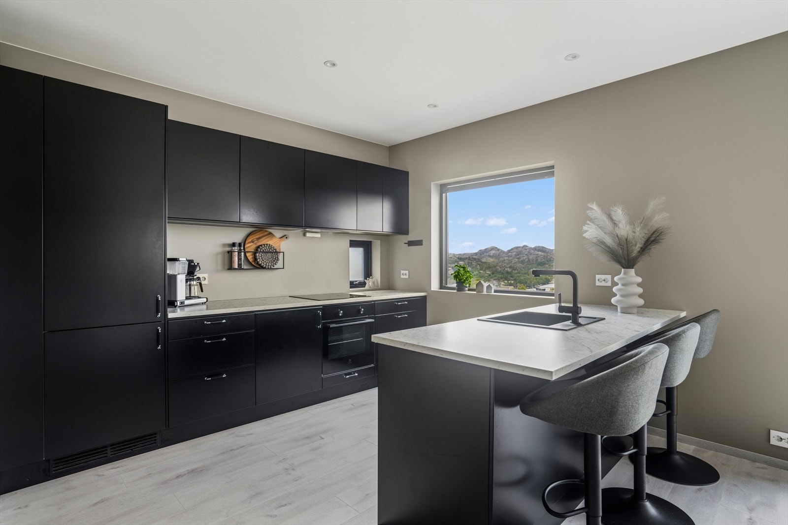 Kjøkkeninnredningen består av glatte fronter og laminert benkeplate. Galleribilde