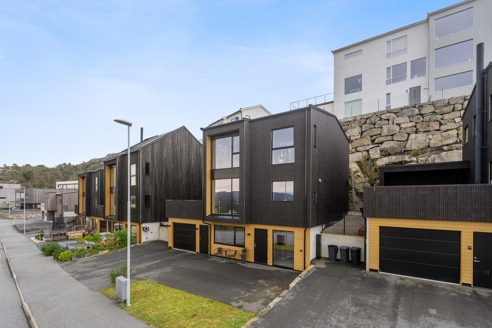 Enebolig over tre plan fra 2021, beliggende pent til i den populære Leidlandhagen på Eigerøy. Galleribilde