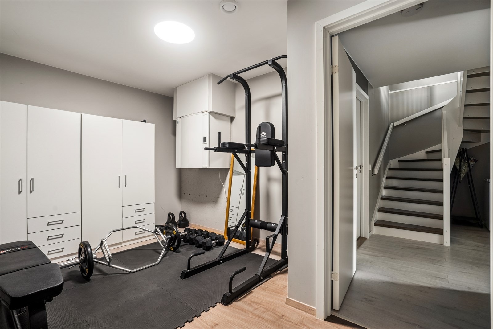 Hjemmet består av flere boder som gir god plass til lagring og oppbevaring. Galleribilde