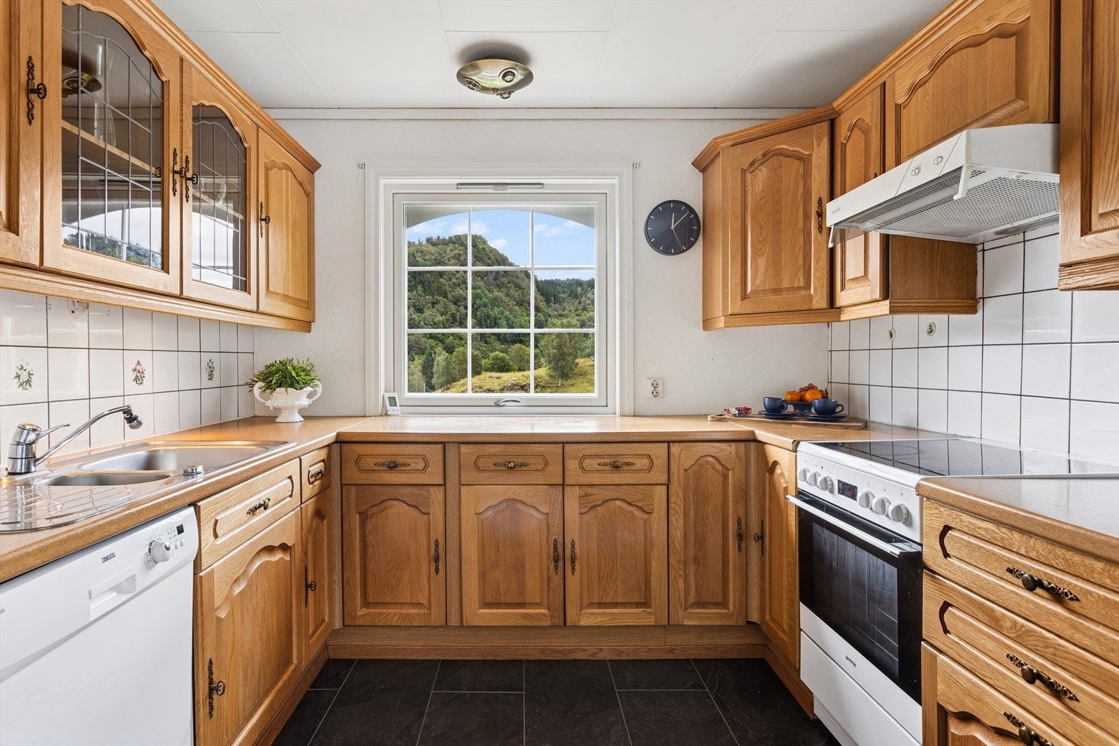 Kjøkkeninnredning med rikelig skapplass og praktiske oppbevaringsløsninger Galleribilde