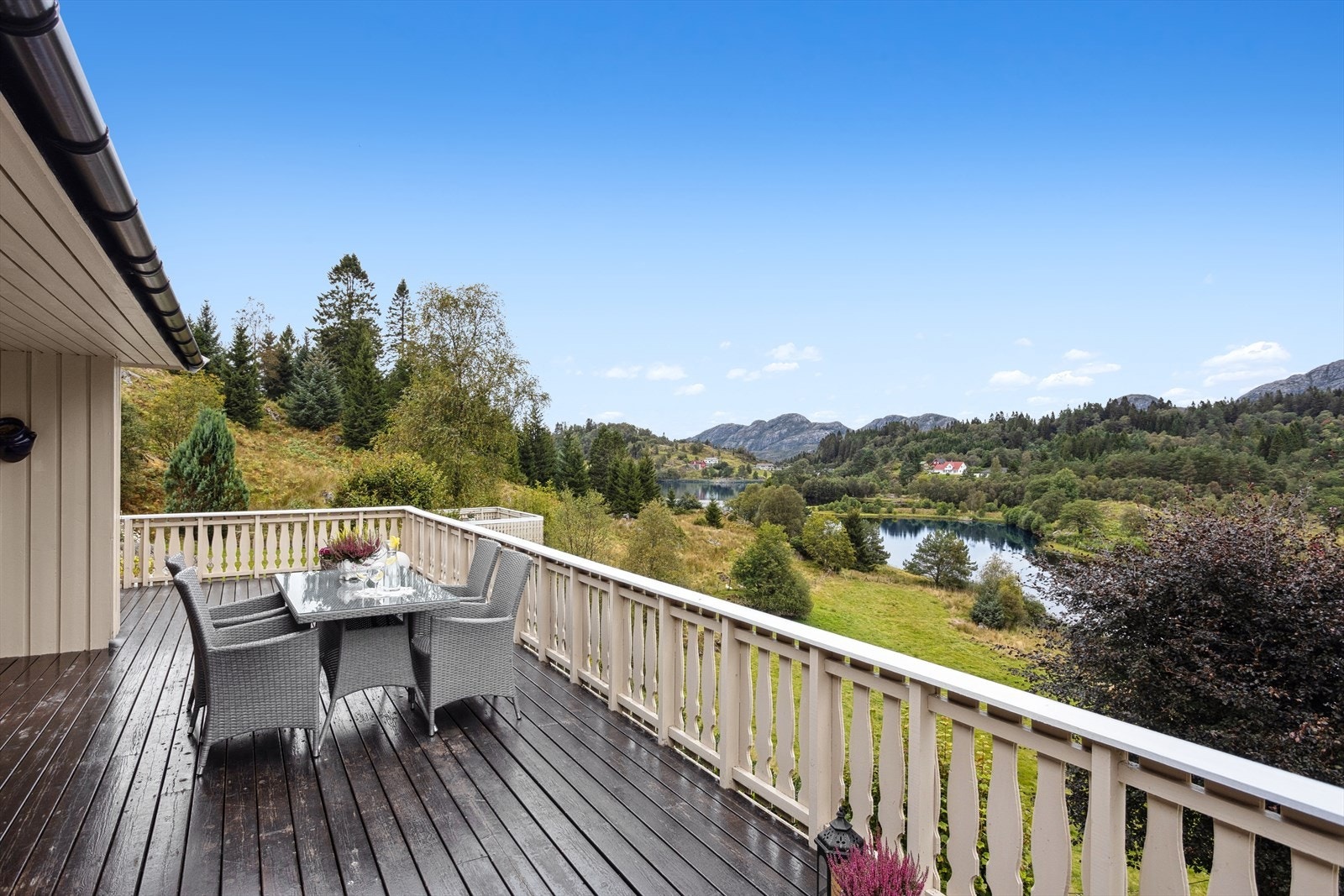 Terrassen er både romslig og stemningsfull, med god plass til flere sittegrupper og variert uteinnredning. Galleribilde