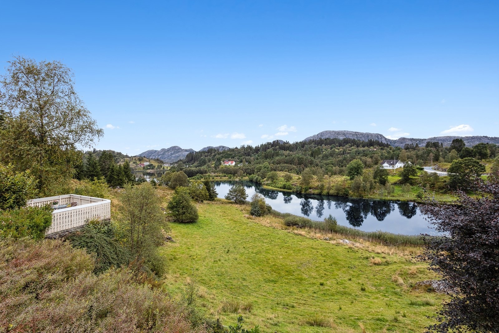 Utsikten fra boligen gir deg et vakkert blikk over nærområdet Galleribilde