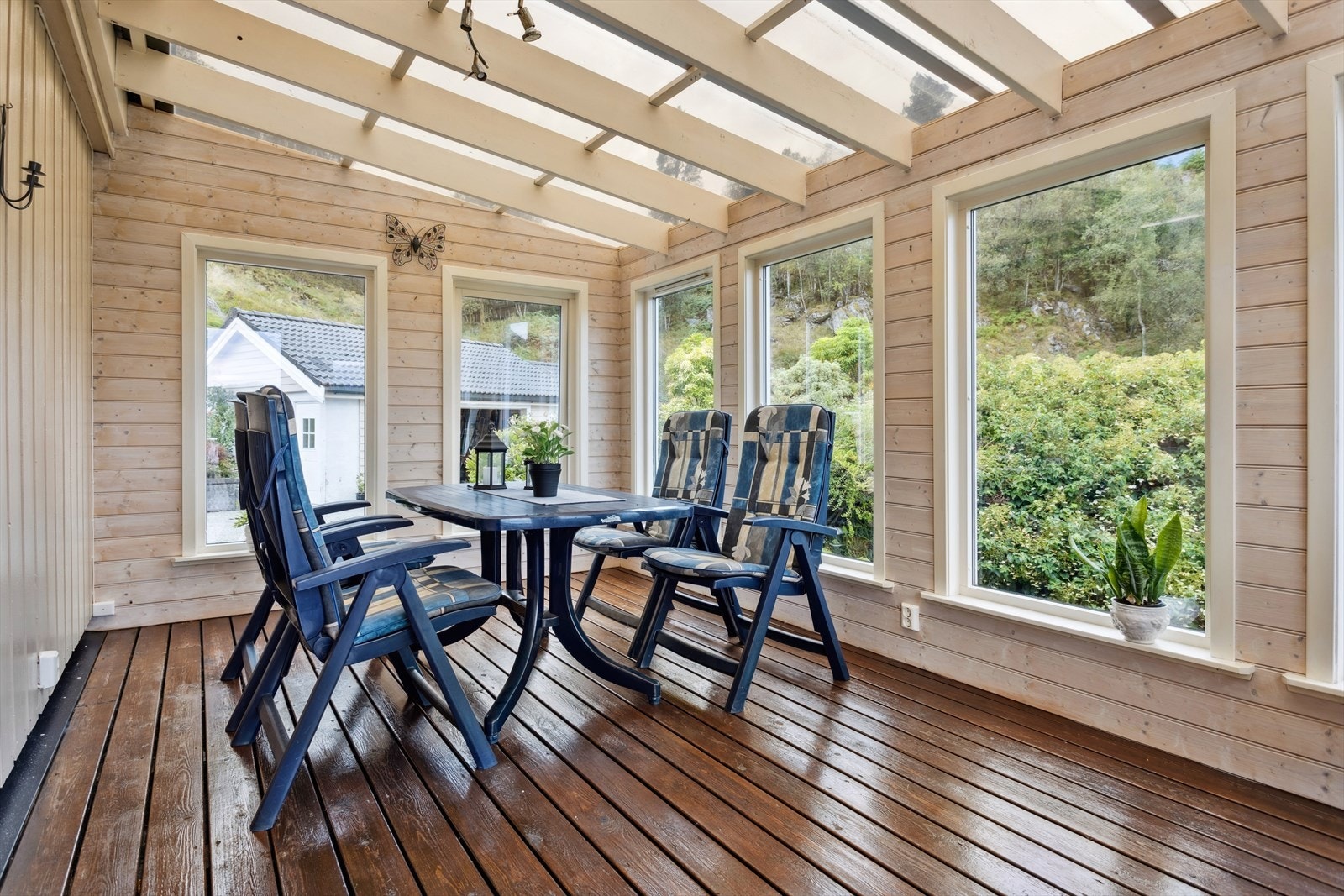 Romslig, innebygd terrasse som gir en sømløs overgang mellom inne- og uteområder - perfekt for hyggelige stunder året rundt Galleribilde