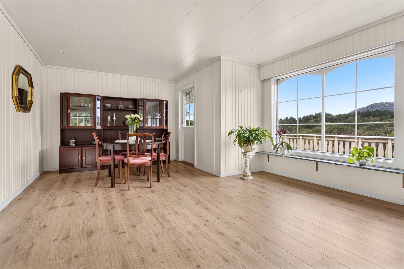 Spisestuen byr på det sosiale for familiekos, hyggelige middagsselskaper og diverse andre selskapeligheter Galleribilde