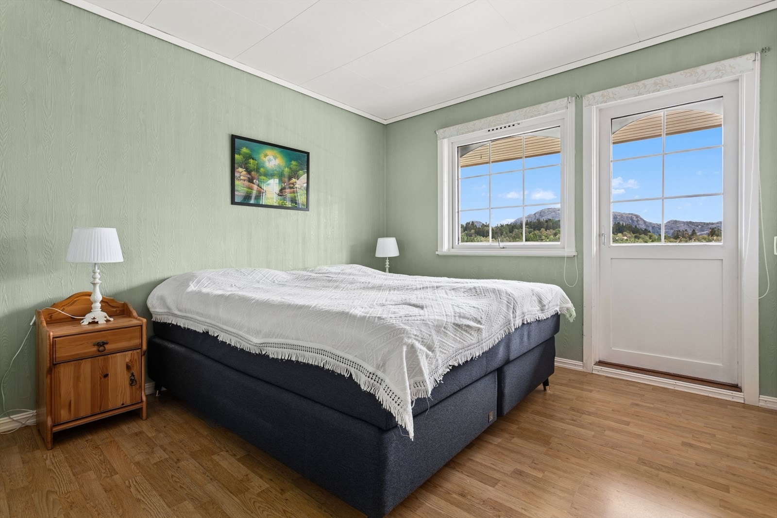 Hovedsoverommet har god plass til dobbeltseng, nattbord og oppbevaring og utgang til terrassen Galleribilde