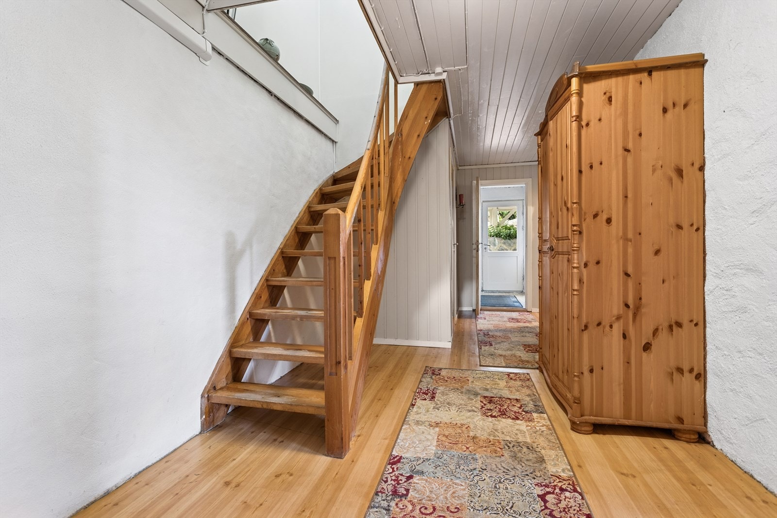 Romslig gang i kjelleretasjen med god plass til oppbevaring og praktisk bruk Galleribilde