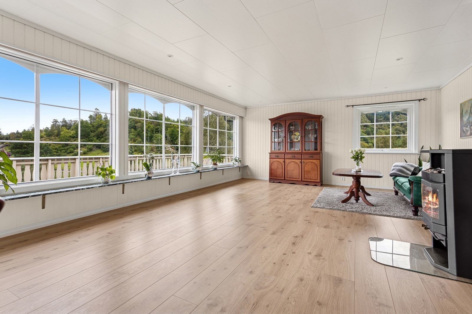 Stuedelen preges av store vindusflater og god takhøyde som gir rikelig med naturlig lysinnslipp Galleribilde