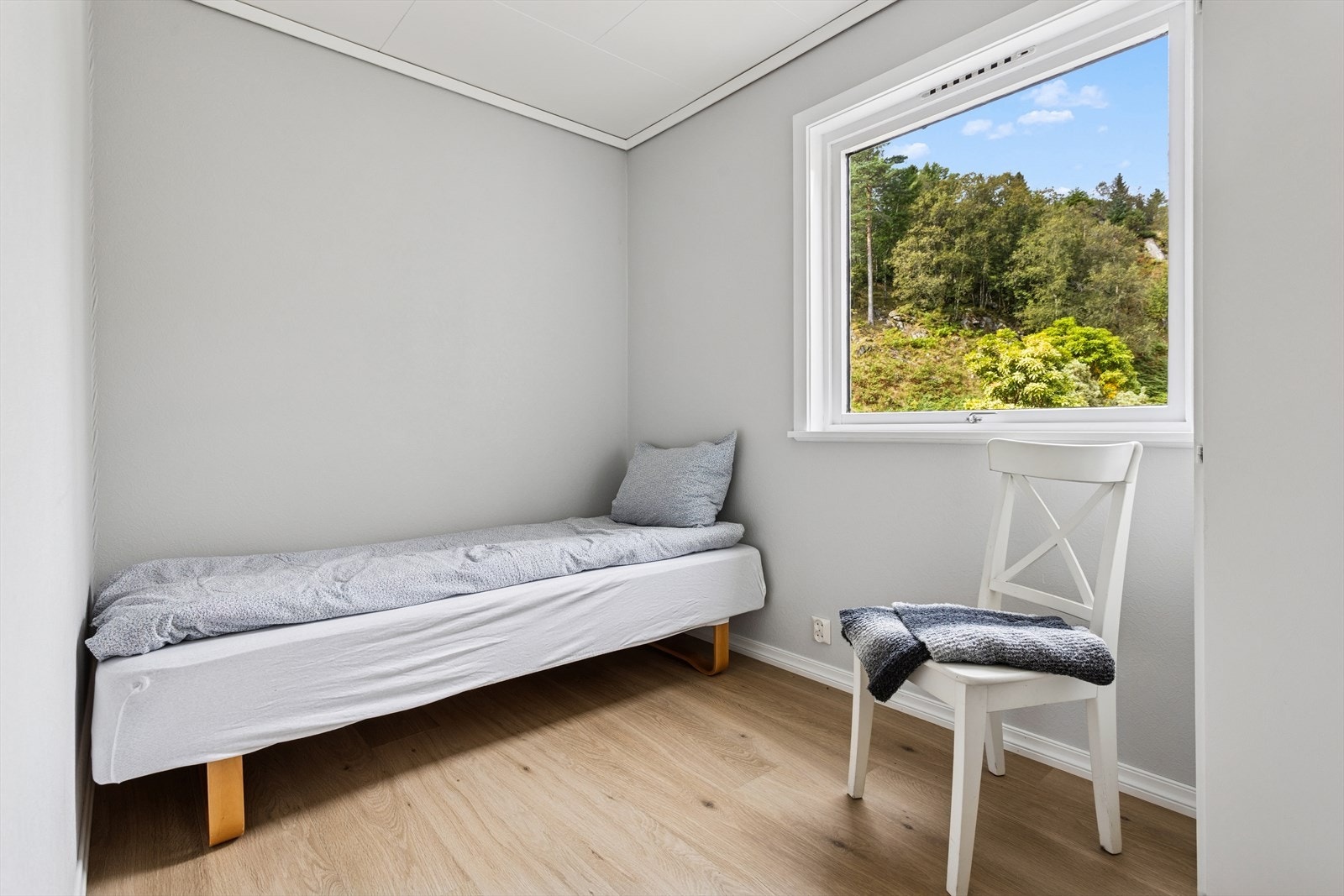 Her er det god plass til seng, nattbord, garderobe og annet møblement Galleribilde