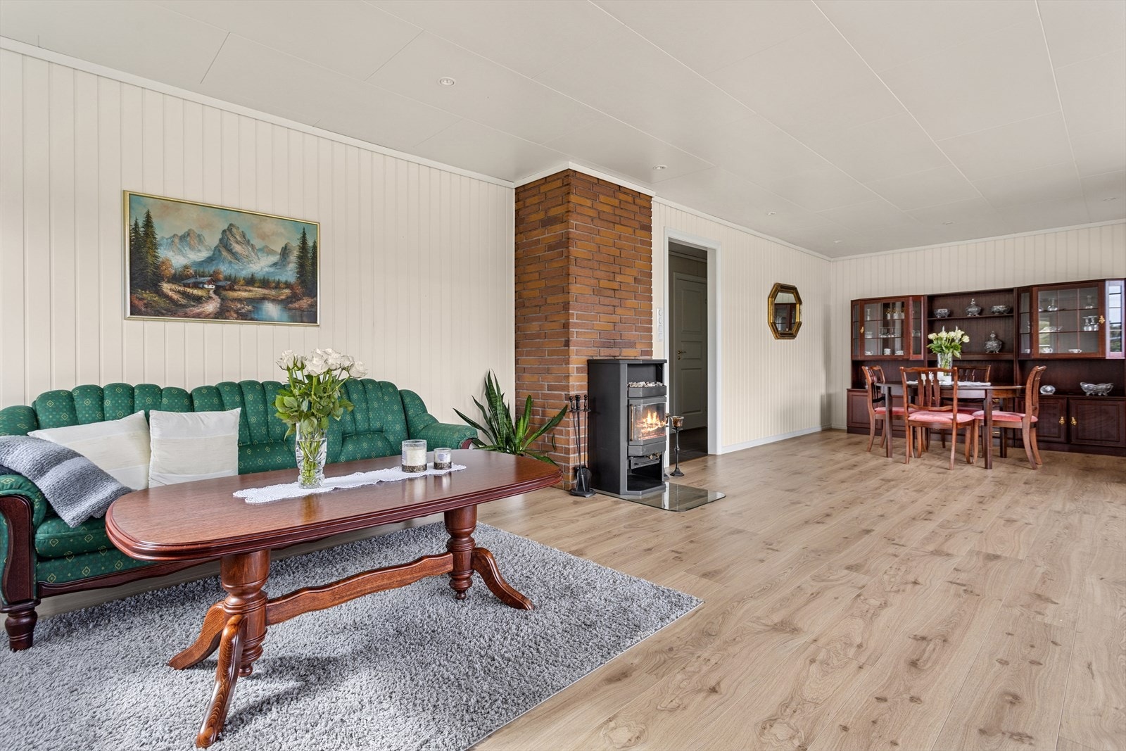 Stuen er av god størrelse med flere møbleringsmuligheter Galleribilde