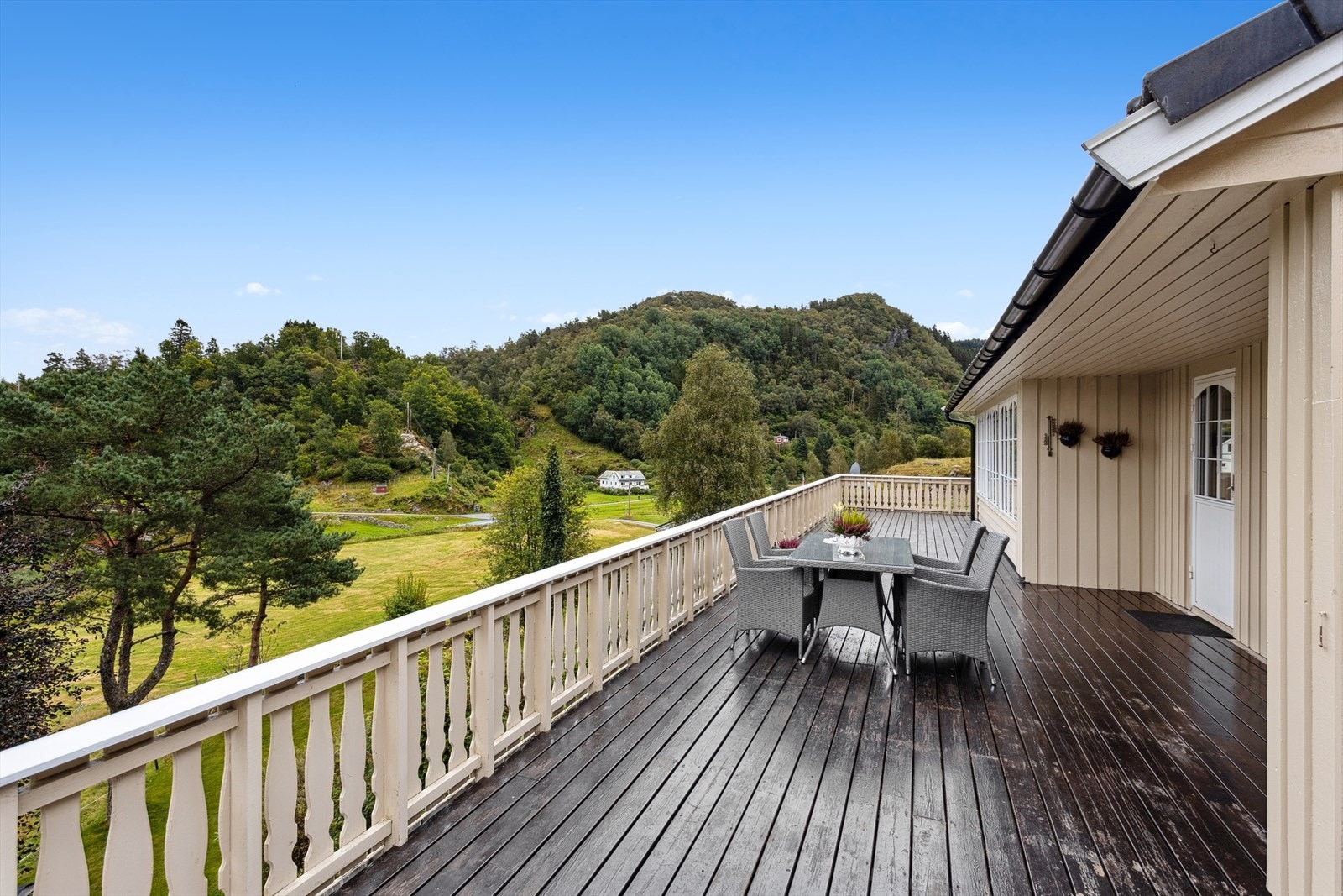 Terrassen er perfekt for hyggelige sammenkomster med venner og familie Galleribilde