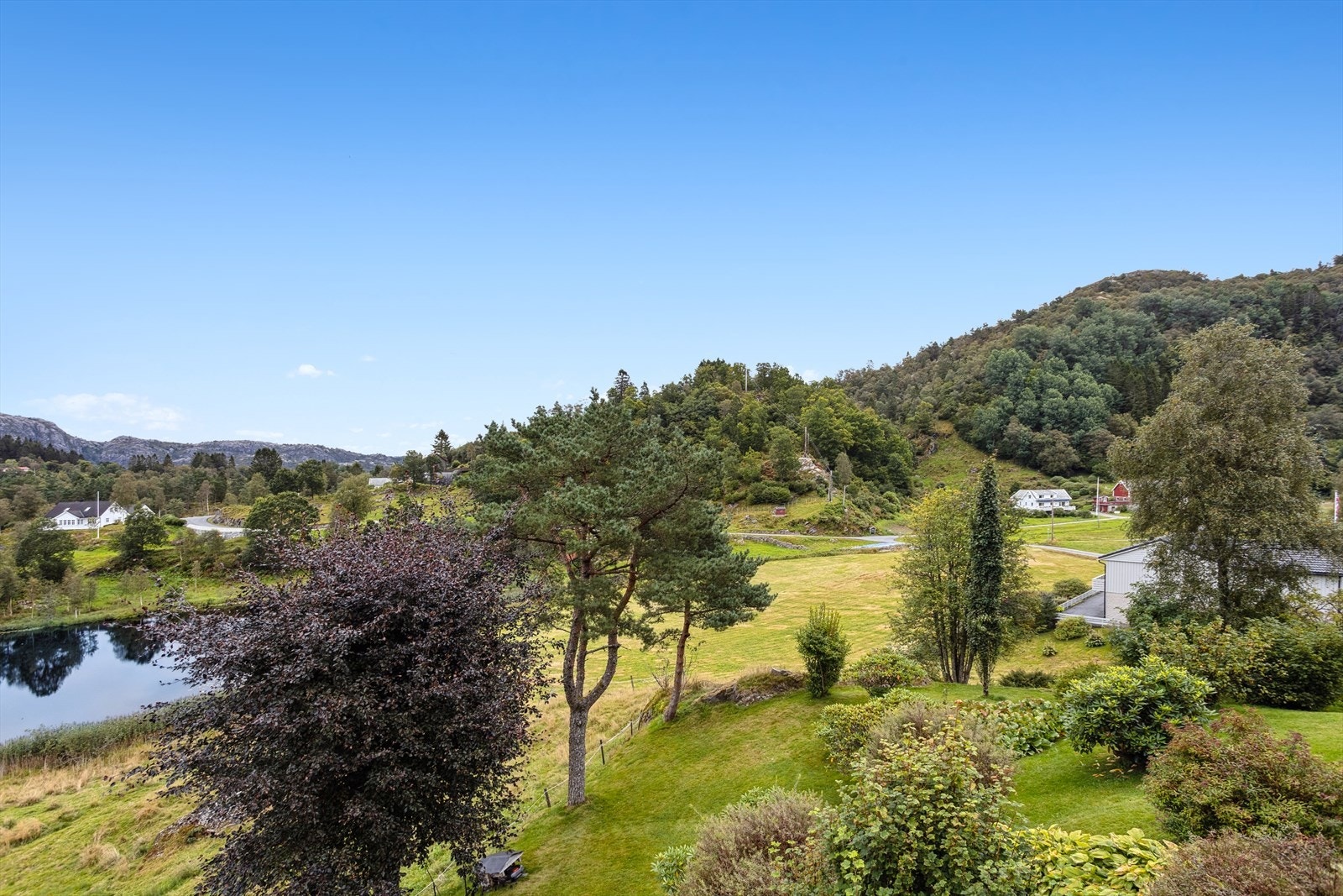 Myrtveitvegen 49 ligger i et fredelig og naturnært boligområde som passer godt for dem som ønsker en balansert hverdag med både ro og tilgjengelighet Galleribilde