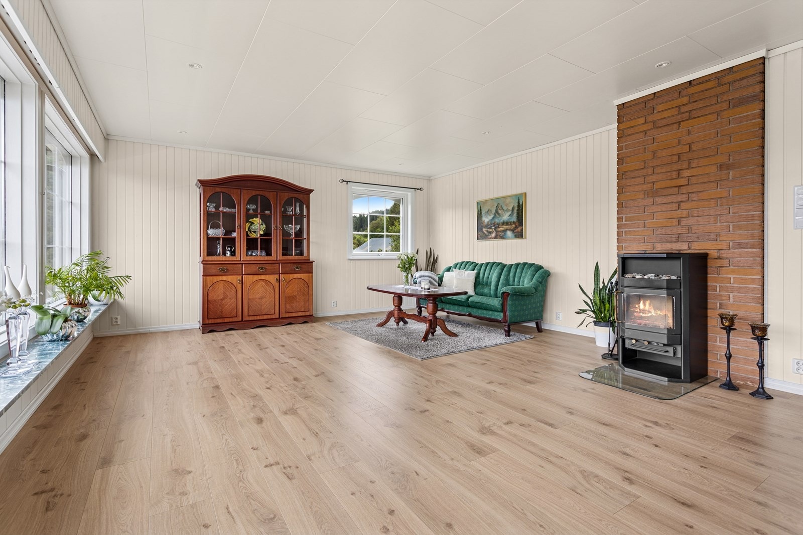 Stilfull stue med elegant peis som skaper en lun og innbydende atmosfære - perfekt for hyggelige kvelder og rolige stunder Galleribilde