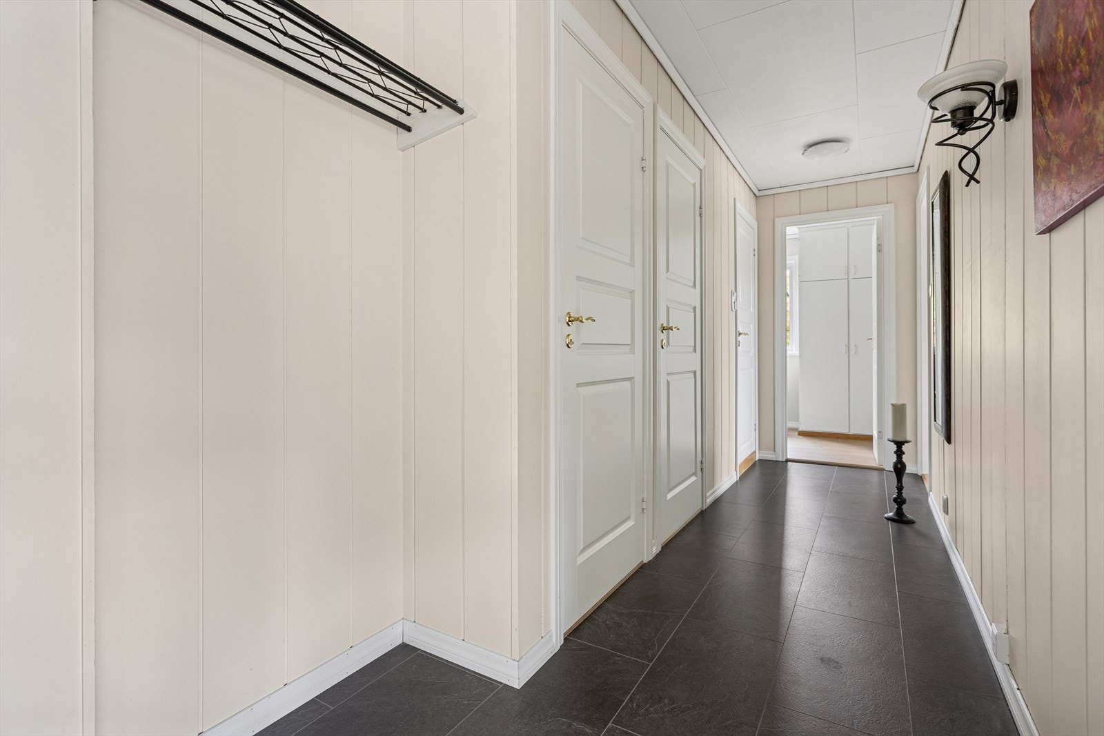 Romslig og innbydende gang med god plass til å henge fra seg yttertøy og sette fra seg sko. Galleribilde