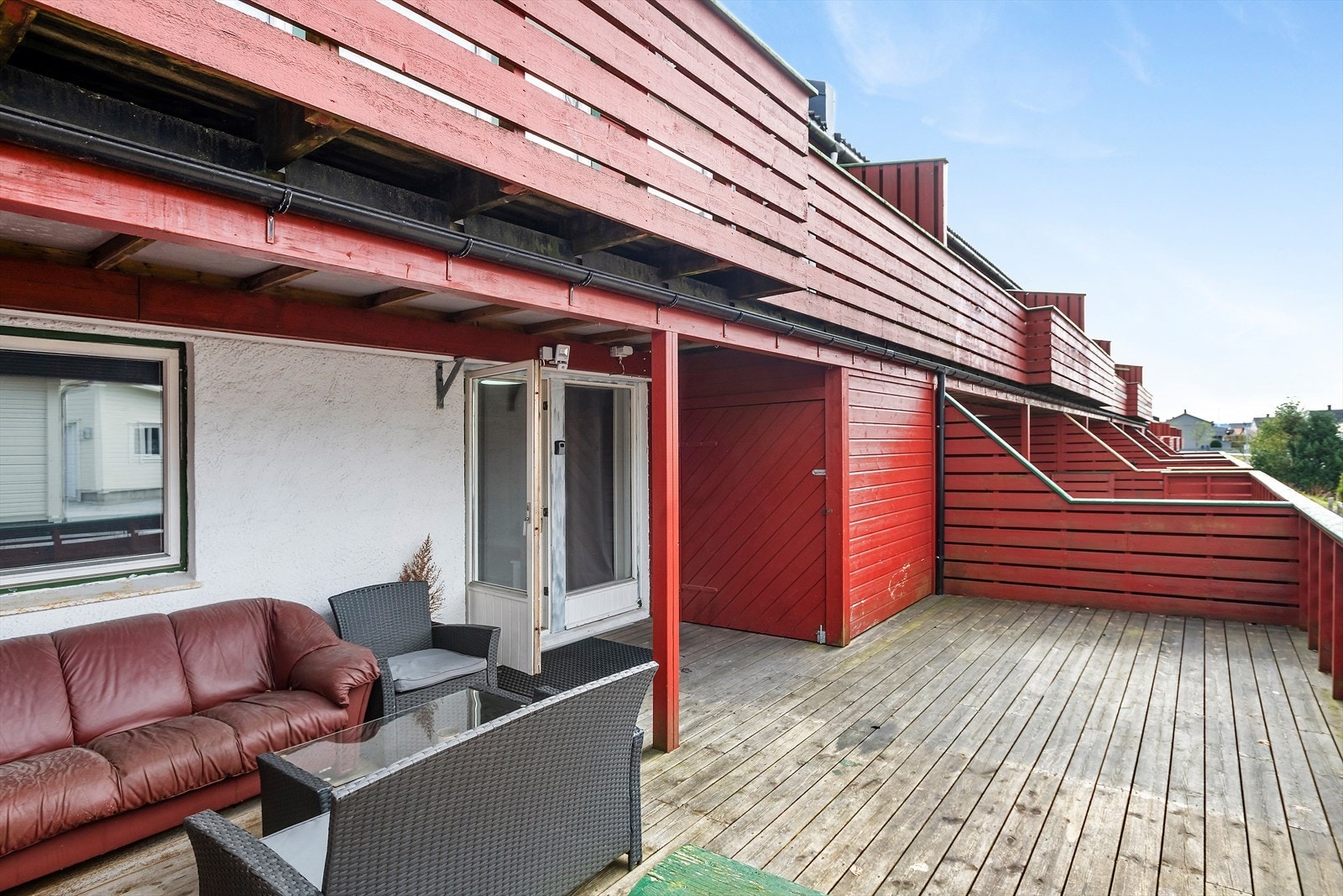Stor vestvendt terrasse med sportsbod. Galleribilde