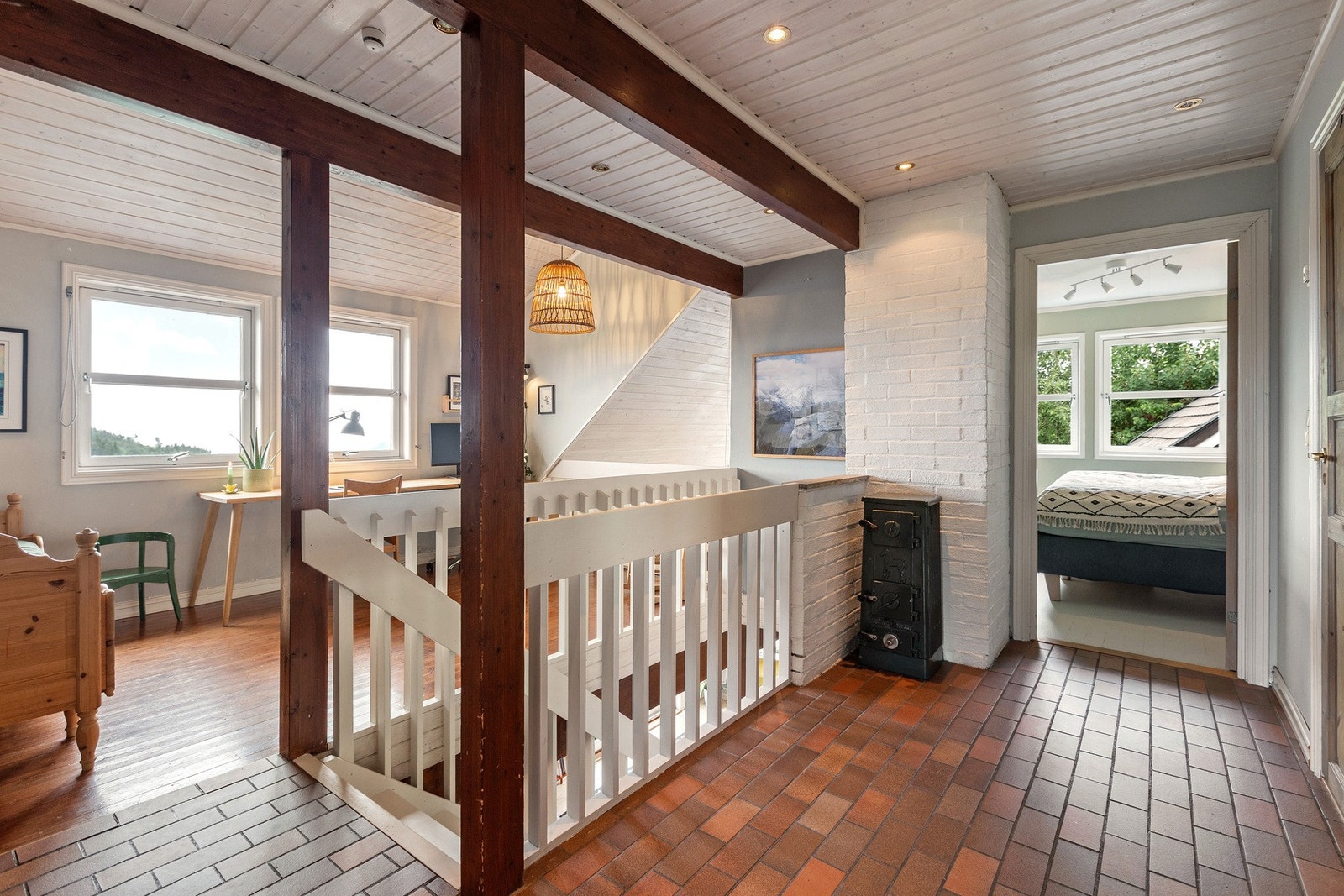 Øverste etasje, her finner du flere soverom, kontor, bad og trapp ned til mellometasjen. Galleribilde