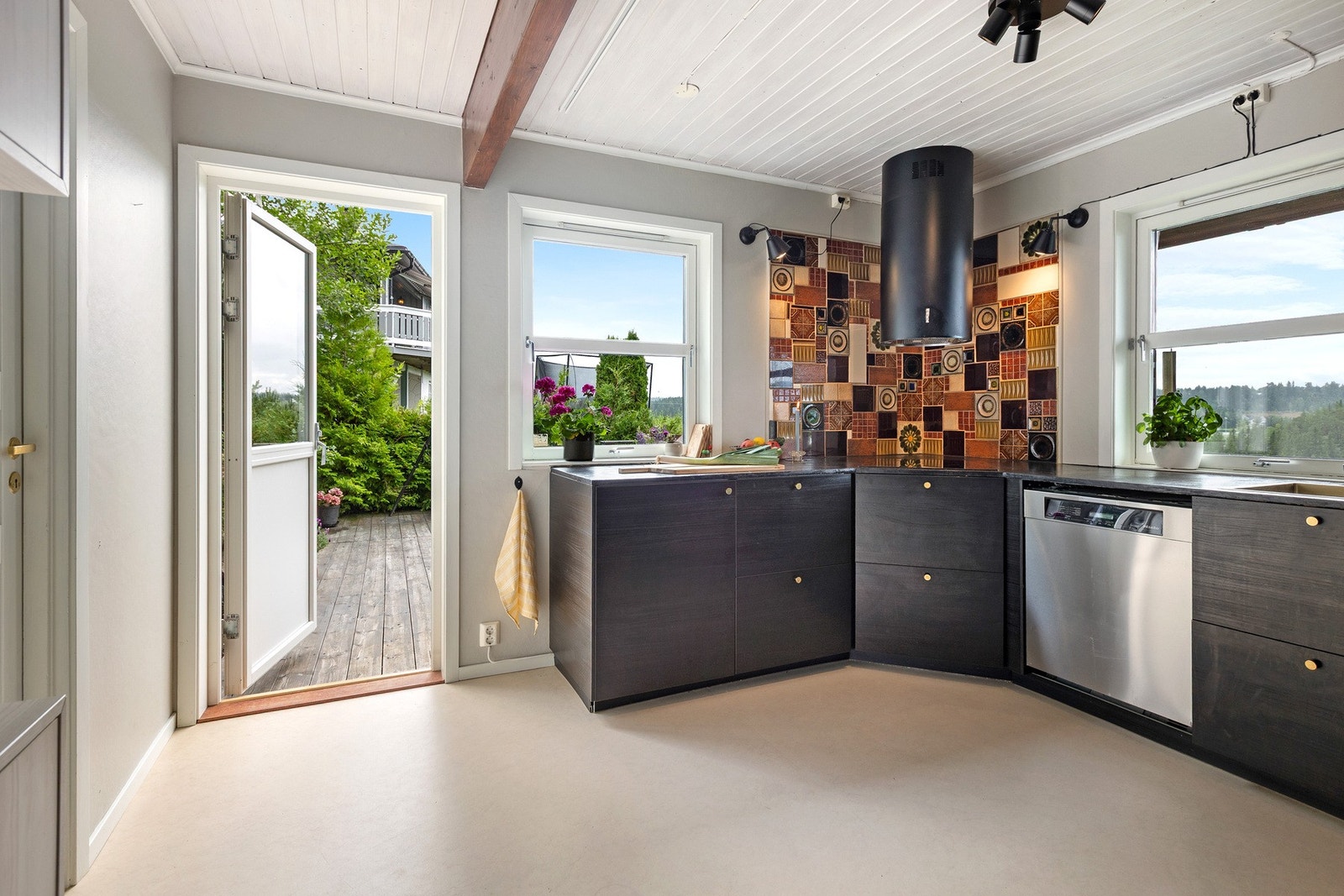 Utgang til platting på sørsiden fra kjøkkenet, her kan middagen nytes ute sommerstid. Galleribilde