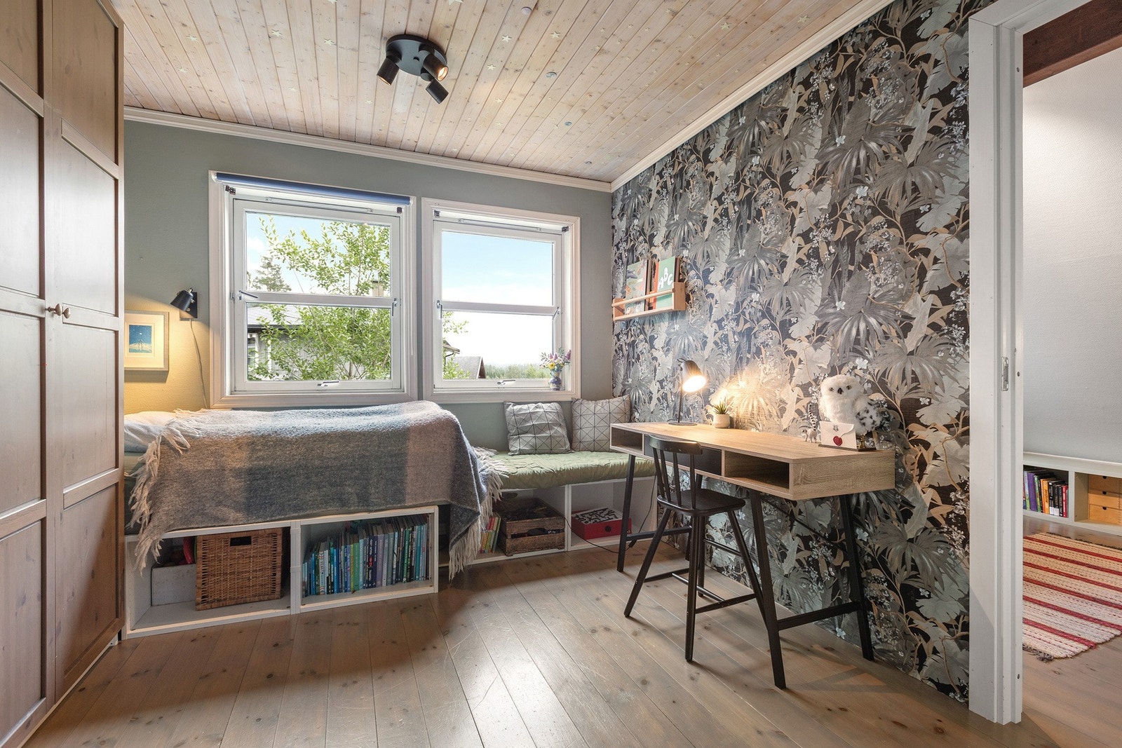 Soverom II, plass til både seng og skrivepult samt skap. Her er det dør inn til kott. Galleribilde