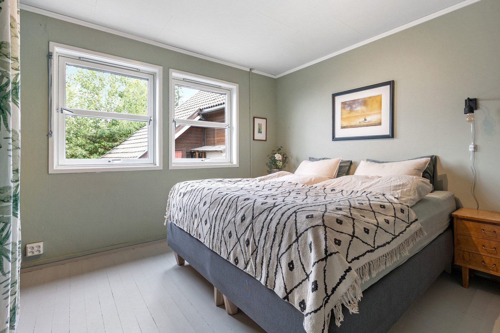 Hovedsoverommet er romslig, malt tregulv og malte overflater Galleribilde