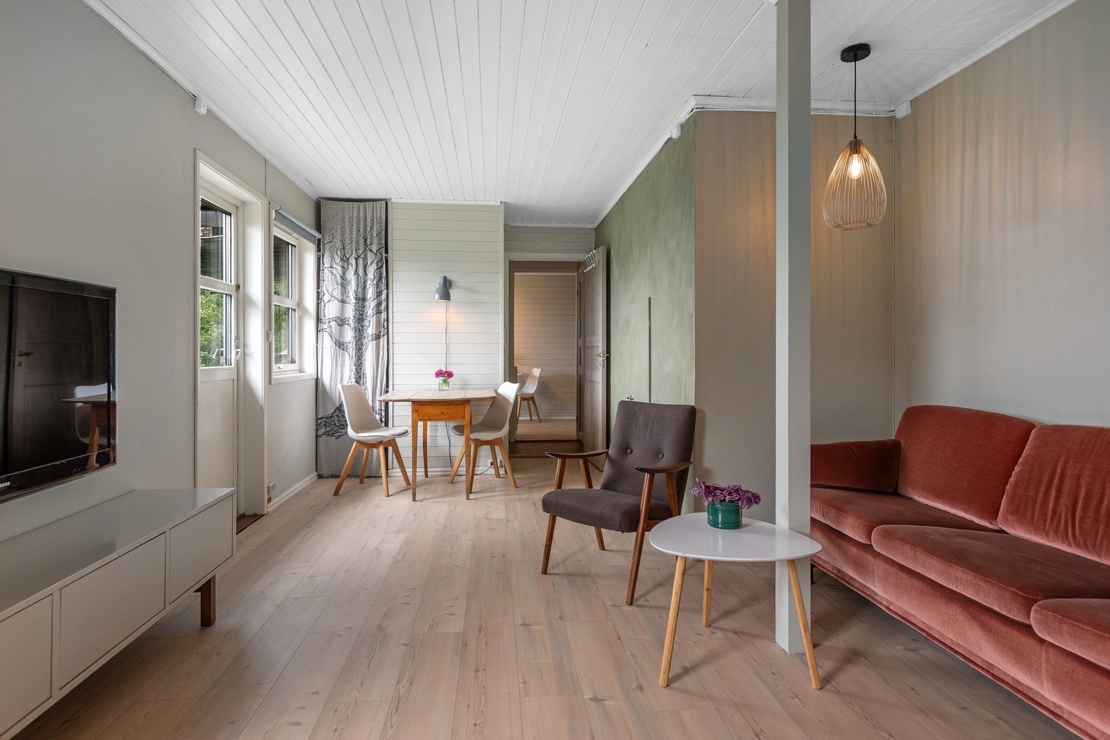 Et hyggelig rom i sokkeletasjen - egen utgang ut på platting samt dør opp trappen til hovedenhet. Galleribilde