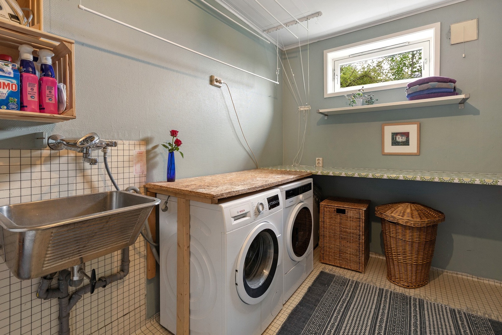 Praktisk vaskerom, ligger innenfor kjøkkenet Galleribilde
