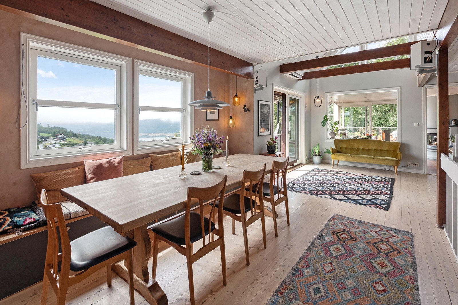 Spisestuen - her er det god plass til langbordet Galleribilde