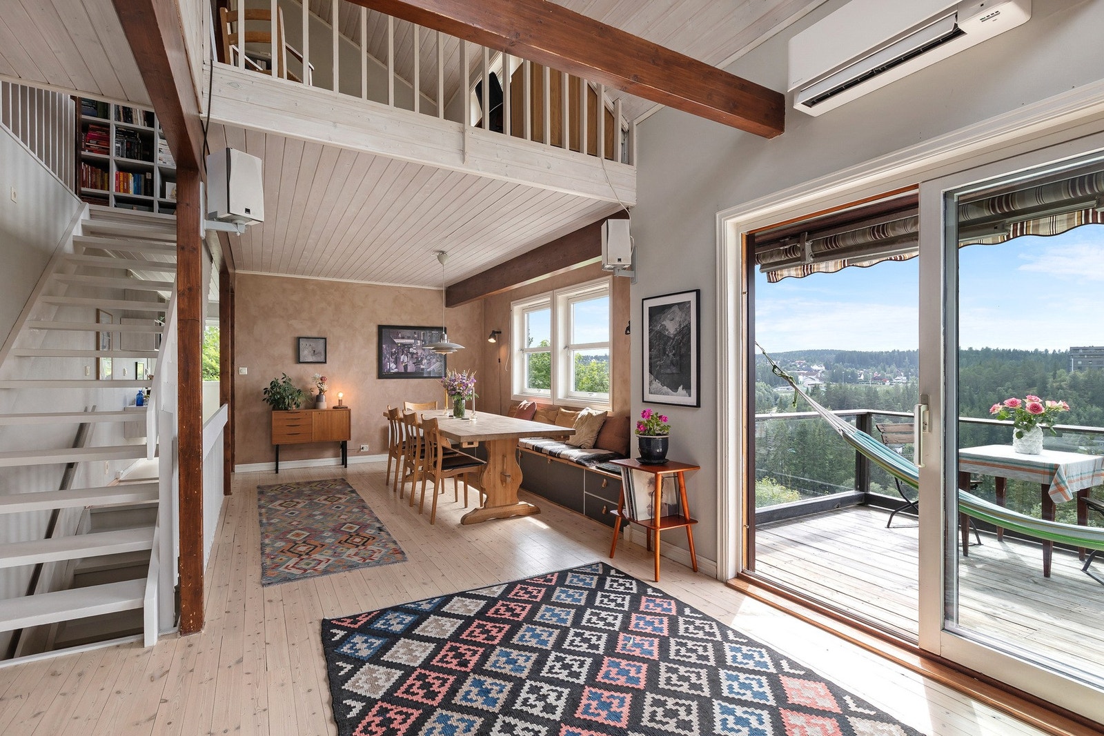 Store og gode rom, luftig opp til øverst etasje, noe som gir en god romfølelse i boligen. Galleribilde