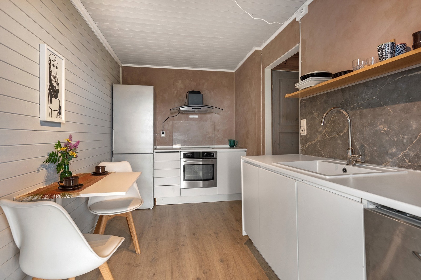 Kjøkken i sokkeletasjen. Integrert komfyr, ventilator med kullfilter og oppvaskmaskin. Galleribilde