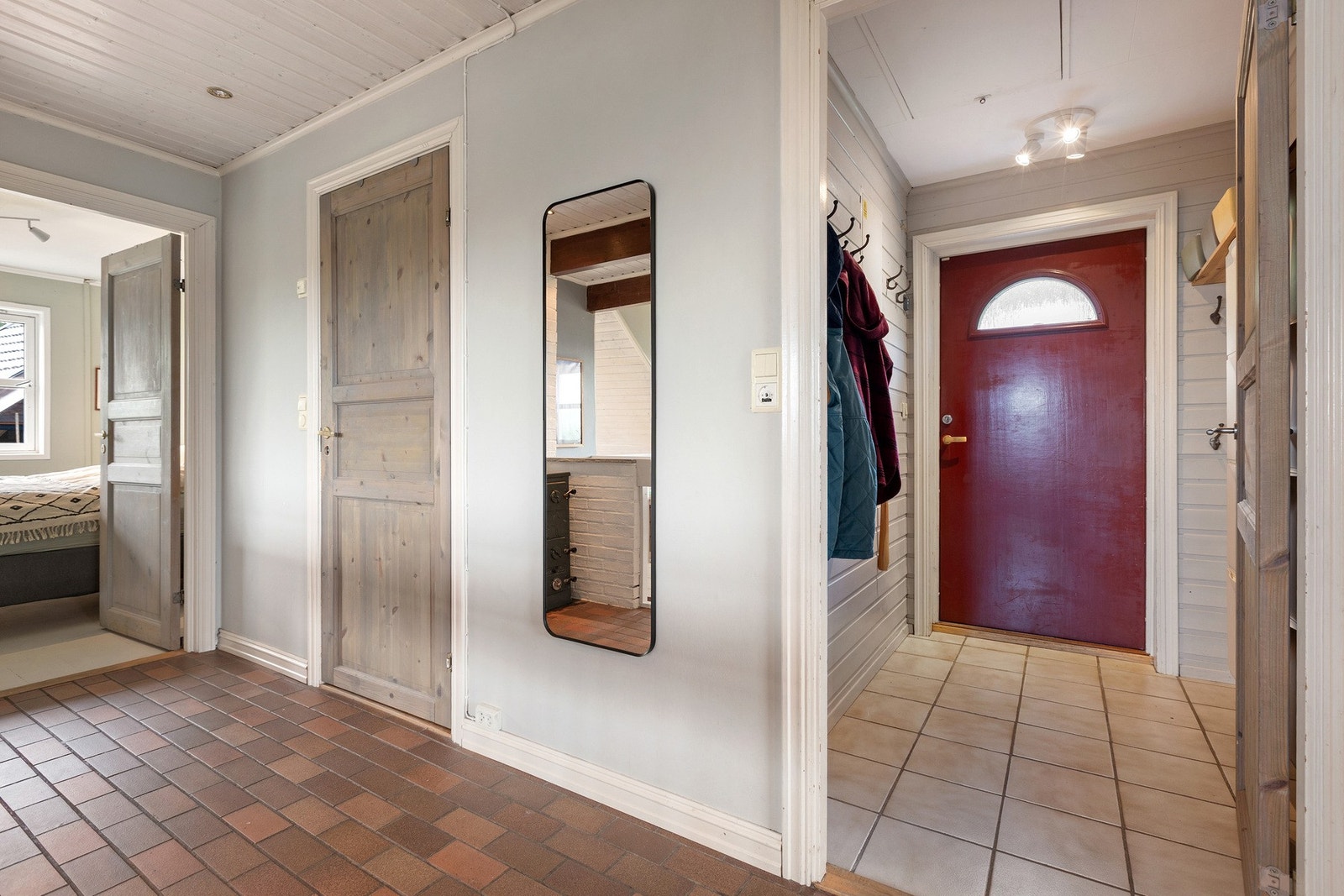 Vindfang med knaggløsning. Flislagt gulv. Galleribilde