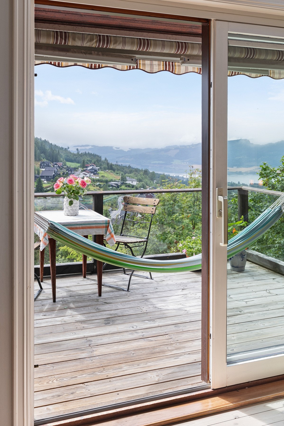 Det er skyvedører ut på egen balkong utenfor spisestue. Markise. Galleribilde