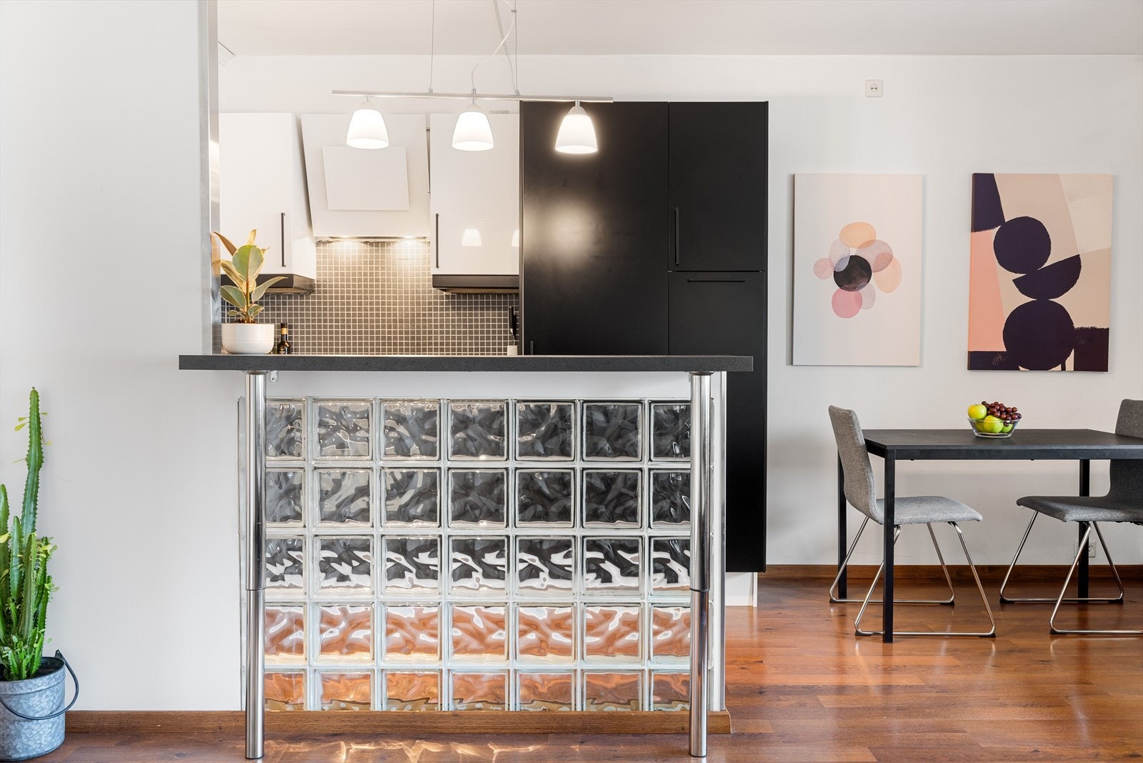 En barløsning med glassbyggerstein deler av kjøkkenet ut mot stuen, samtidig som det gir både avlastingsbord og spiseplass. Galleribilde