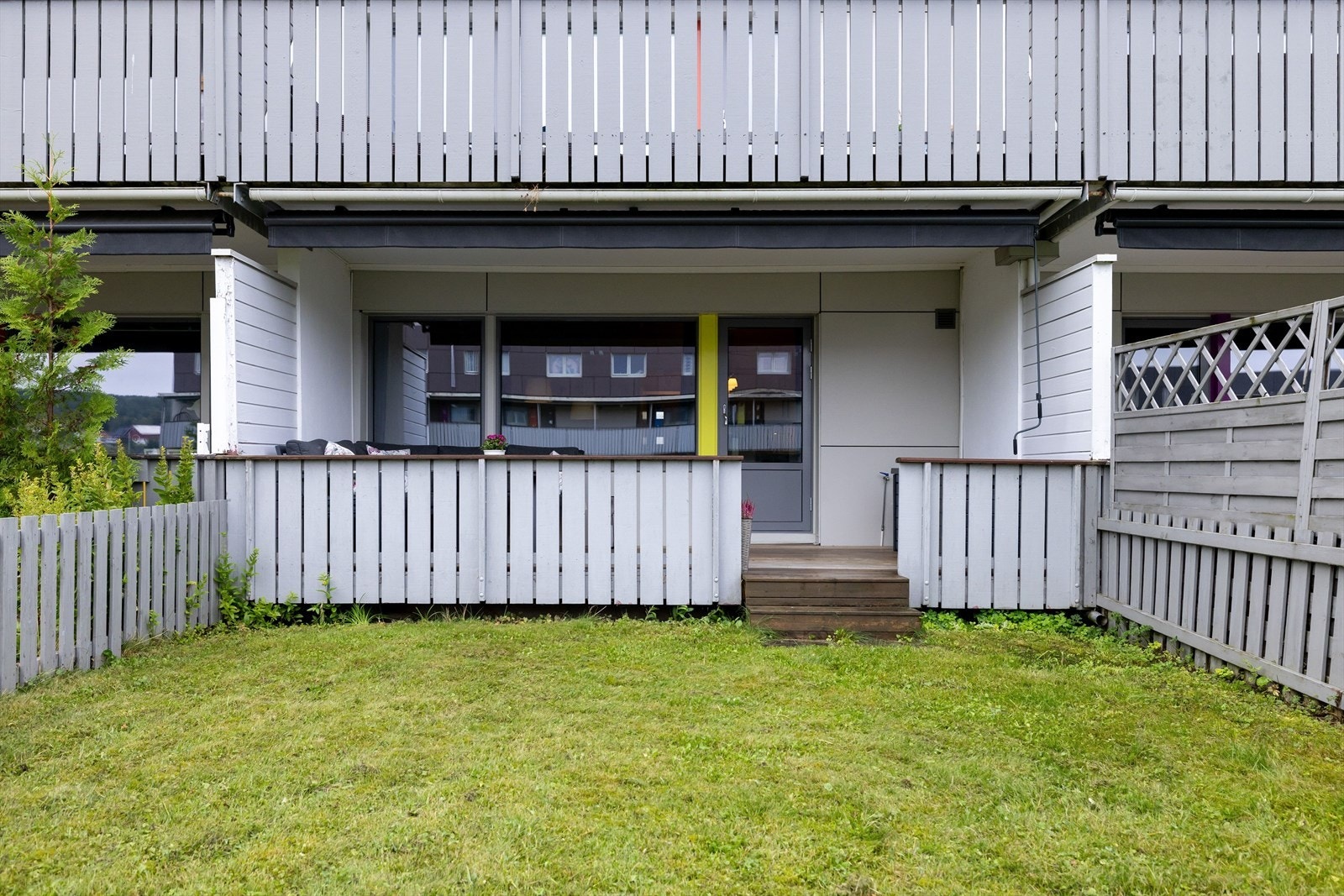 Det er adkomst til hage som naturlig disponeres av leiligheten. Galleribilde