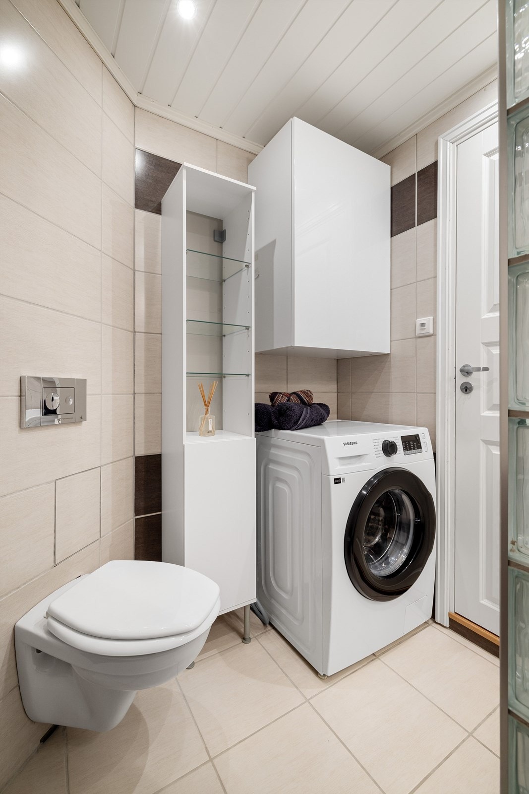 I tillegg er badet utstyrt med veggmontert toalett og opplegg for vaskemaskin. Galleribilde