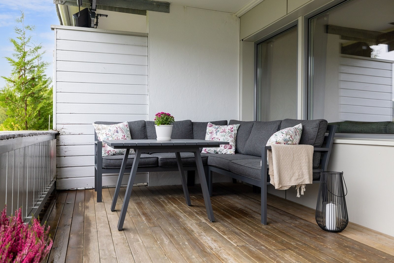 Her er det god plass til utemøbler, planter og annet som skaper et hyggelig utemiljø. Galleribilde