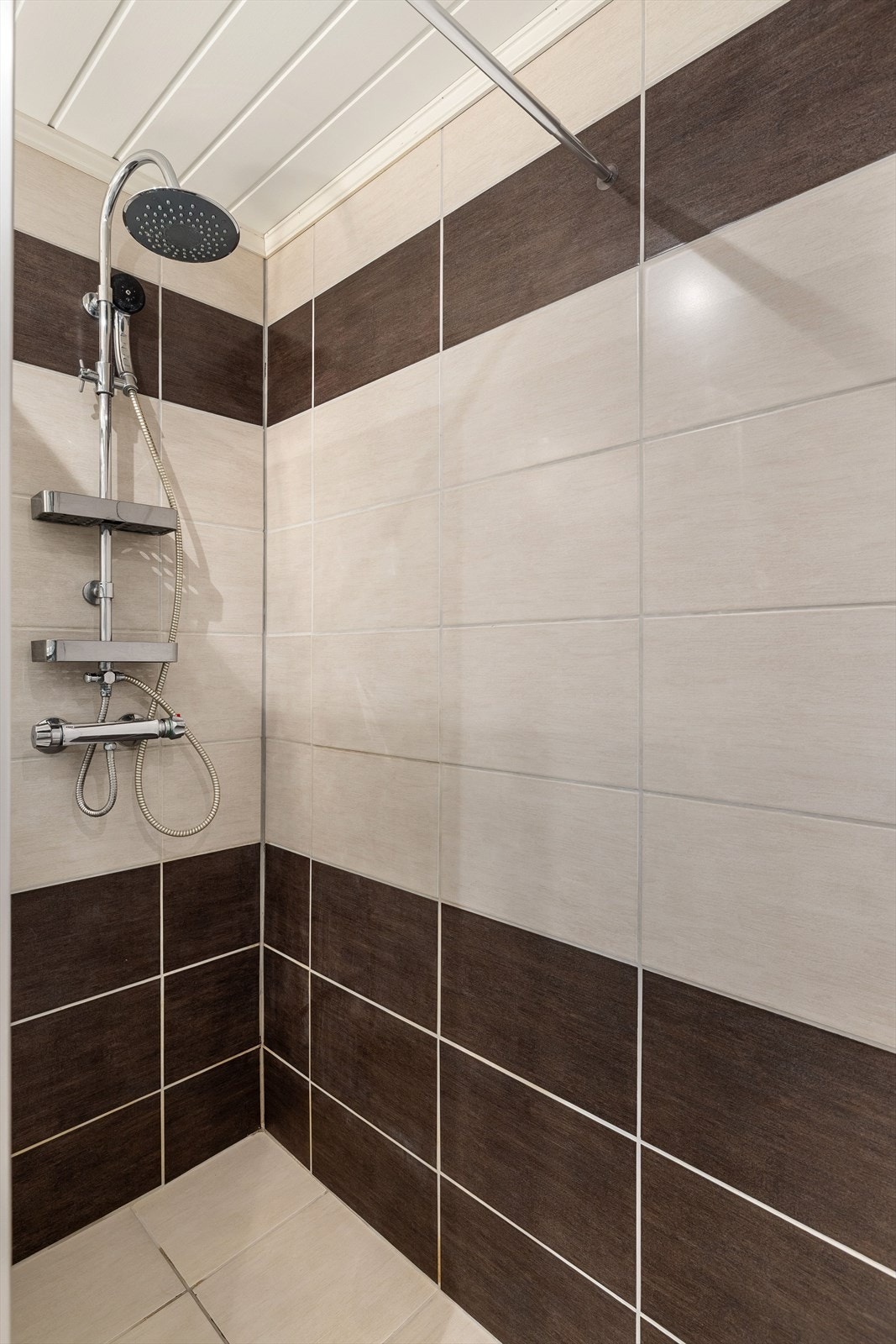 Veggmonert dusjbatteri med regnfall. Galleribilde