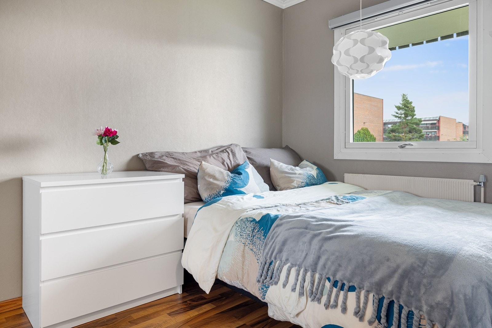 Rommet har plass til dobbeltseng med tilhørende nattbord. Galleribilde