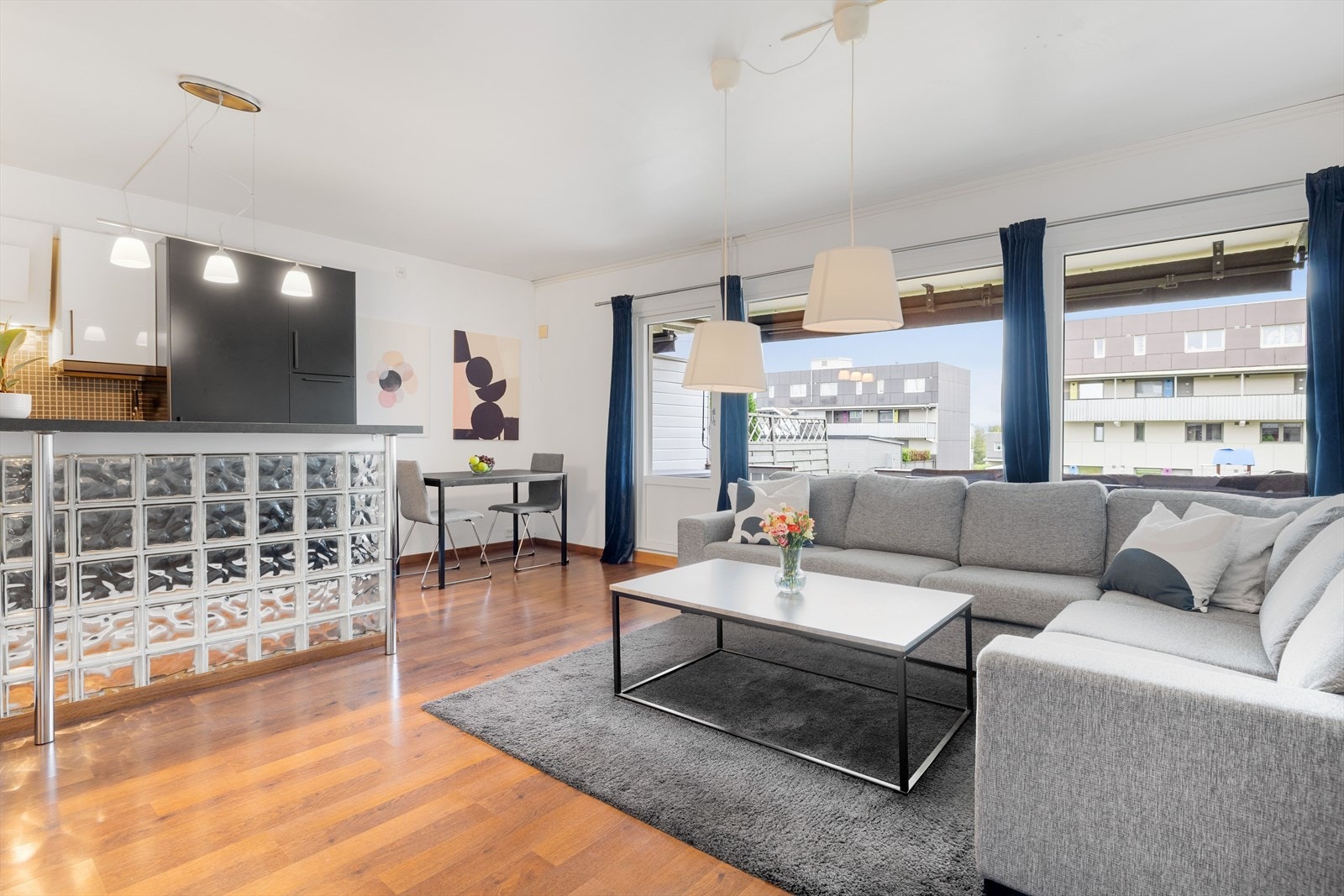 Fra stua er det utgang til overbygd terrasse. Galleribilde