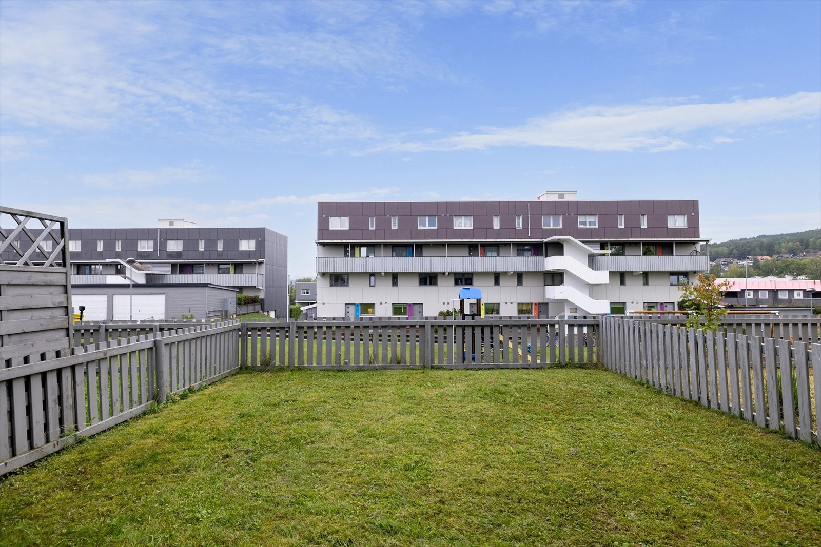 Borettslaget har en stor tomt og deler av den er inngjerdet og ligger i tilknytning til leiligheten. Utenfor er det et oppgradert lekeområde. Galleribilde