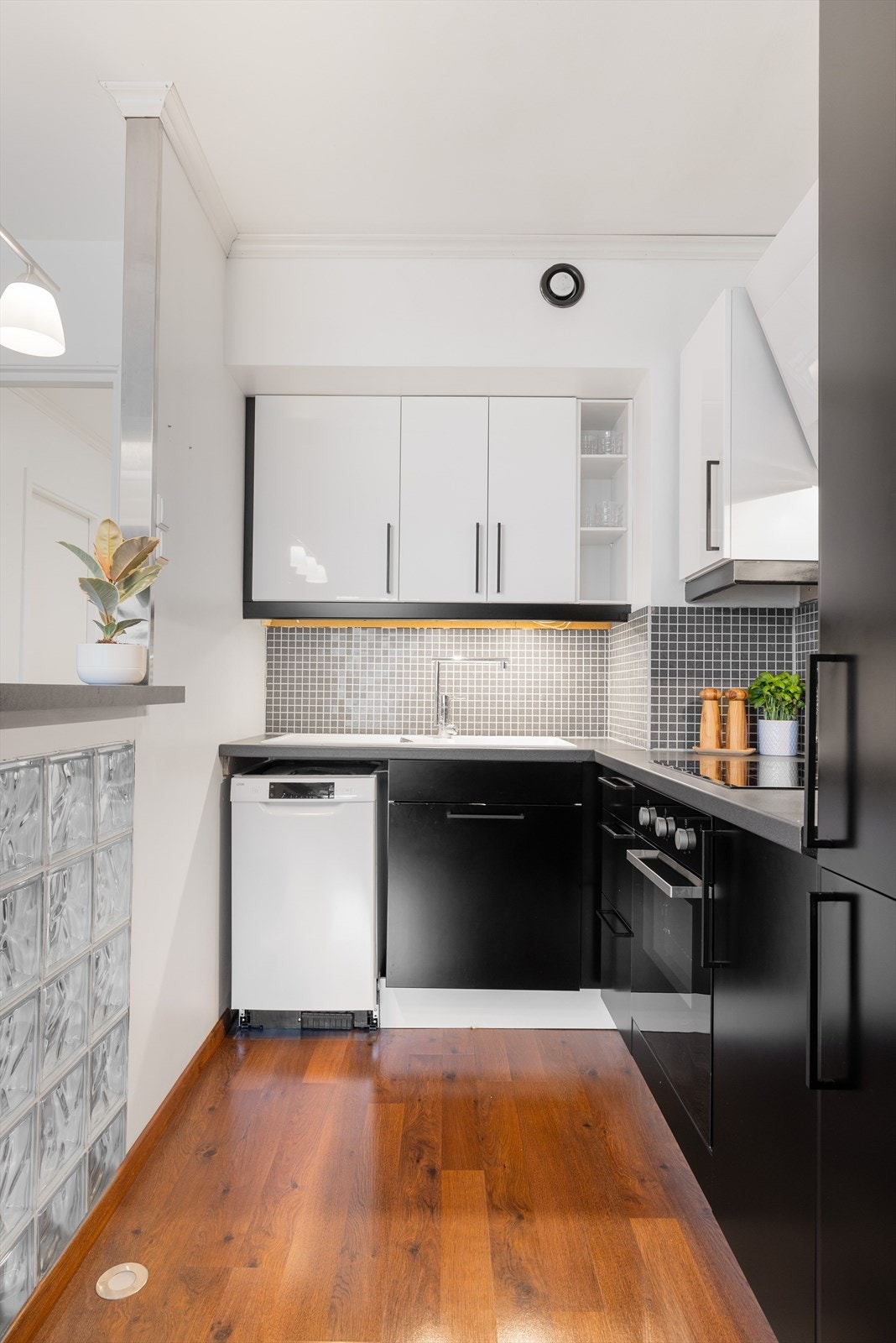 Laminert benkeplate med nedfelt oppvaskkum. I benkeryggen er det påsatt fliser. Galleribilde