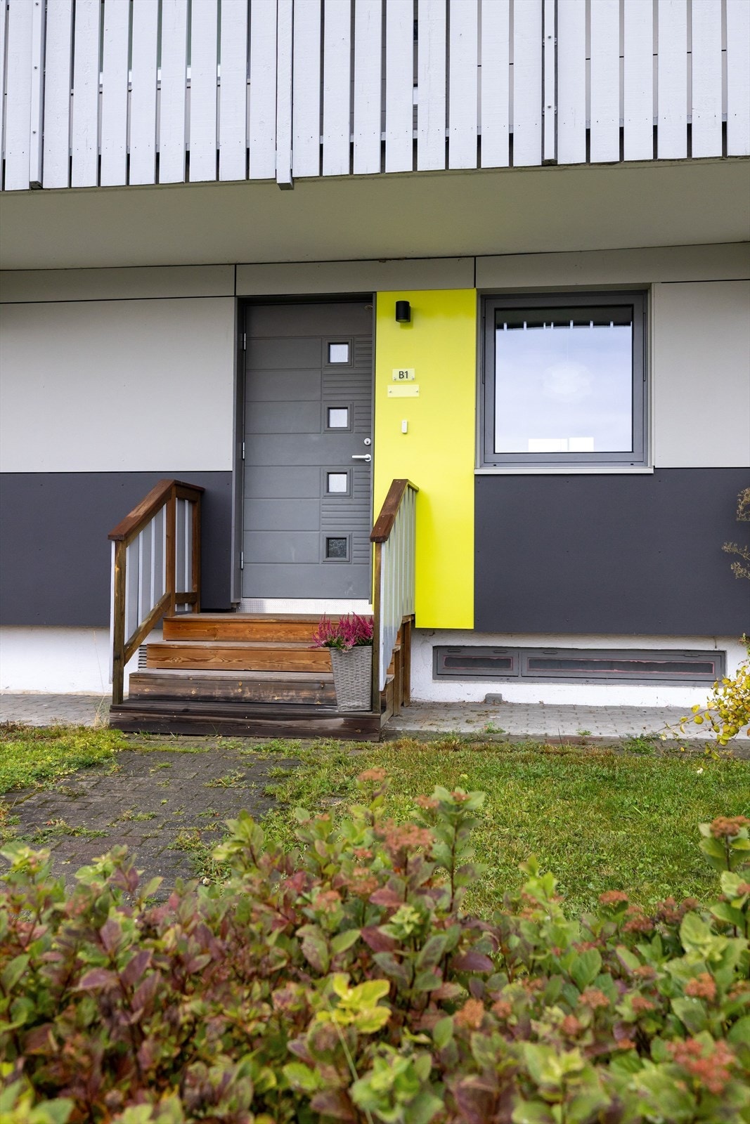 Leiligheten har egen inngang som er overbygd. Galleribilde