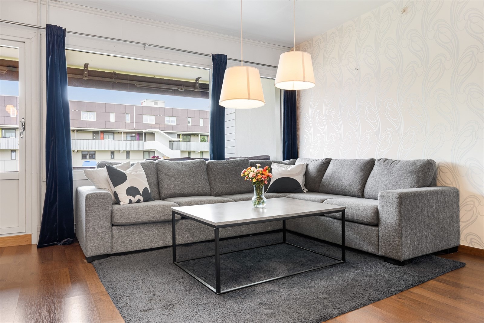 Det er god plass til en romslig sofagruppe med tilhørende sofabord. Galleribilde