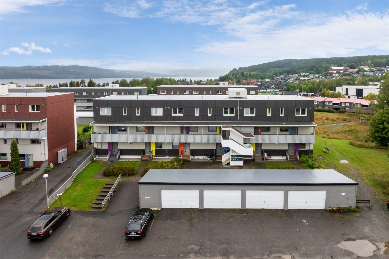 Leiligheten ligger på Hamar vest med kort vei til fine turområder, idrettshaller, butikker mv. Biloppstillingplass følger leiligheten. Galleribilde