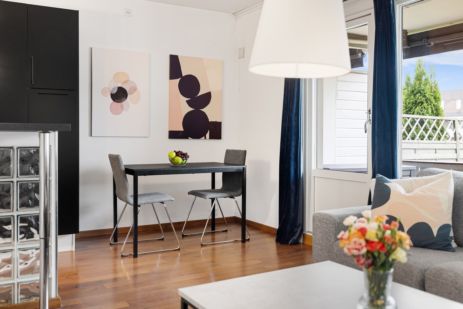 Ved kjøkkenet er det plass for spisebord. Galleribilde