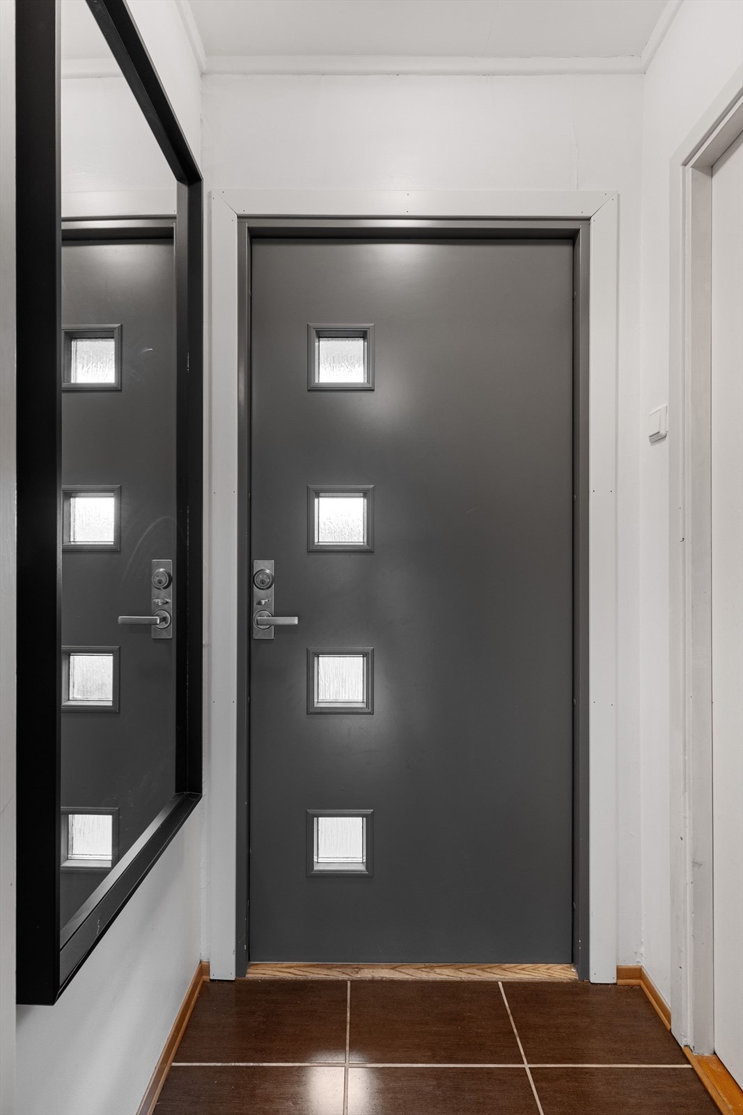 Leiligheten ligger i byggets 1. etasje og du kommer inn i et vindfang med flislagt gulv og adkomst til innvendig bod. Galleribilde